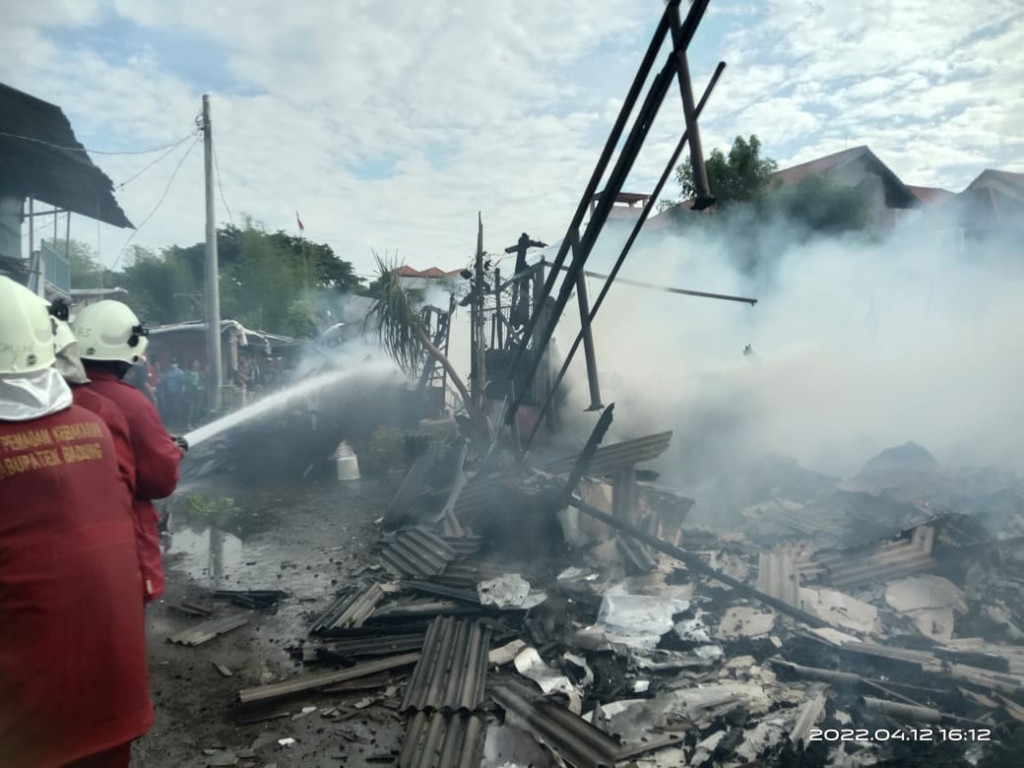 Kebakaran Bangunan Semi Permanen di Kuta